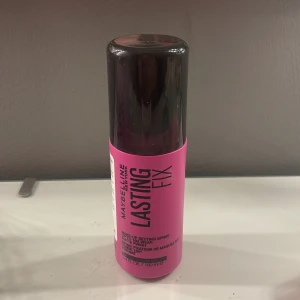 Maybelline Lasting Fix Setting Spray - Maybelline Lasting Fix Setting Spray i en rosa flaska med svart lock. Ger en matt finish och håller sminket på plats i upp till 16 timmar. Perfekt för att fixera din look hela dagen. Ungefär halva kvar. Pris kan diskuteras!💞