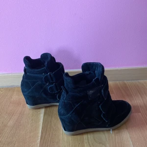 Isabel marant liknande skor  - Snygga svarta isabel marant liknande skor. Storlek 36 och använda men inga defekter! Priset går att diskuteras vid smidigt köp