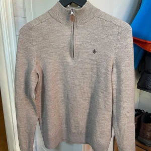 Beige merinoulltröja från Morris - Säljer en stilren beige tröja från Morris i storlek S, tröjan är bara använd ett fåtal gånger. Bara att höra av sig vid eventuella frågor!😊