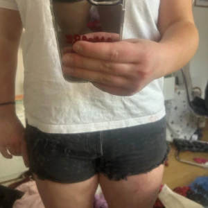 Jeansshorts - Snygga svarta jeansshorts från 157 med slitna detaljer. Storlek L men lite liten!💓