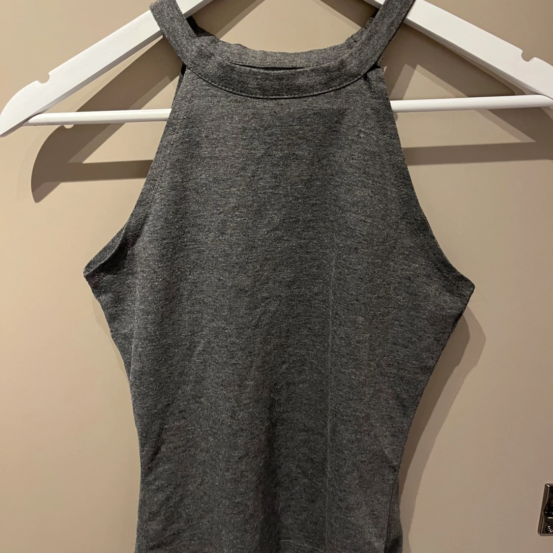 Grå ärmlös topp från Gina Tricot