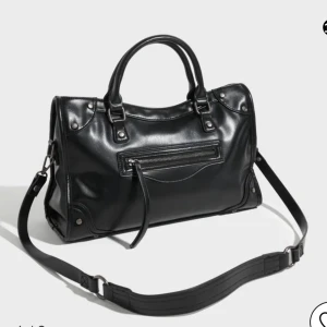 Väska  - Jätte fin väska från ginatricot, endast använd fåtal gånger. Inga defekter.💕