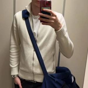 Stickad mango kofta - Säljer nu min feta helzip som jag inte passar i efter bara haft den några gånger då jag köpte för liten storlek. Orginalpris 900kr, tveka inte på att ställa frågor om ni har.