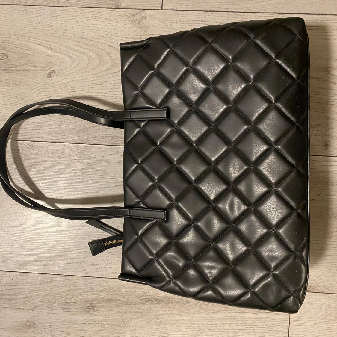 Svart quiltad axelväska  - 1