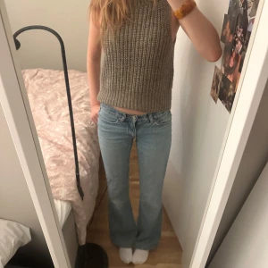 Blå jeans  - Säljer dessa super fina lågmidjade jeans med lätt bootcut!! Midje mått är 36 och innerbenslängd 77.💞💖bara att höra av sig vid frågor