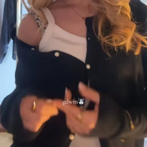 Kofta med pärlknappar - Säljer den här jättefina koftan med pärlknappar🤍 den har en liten defekt som ni ser på sista bilden (en knapp har låstnat) xoxo