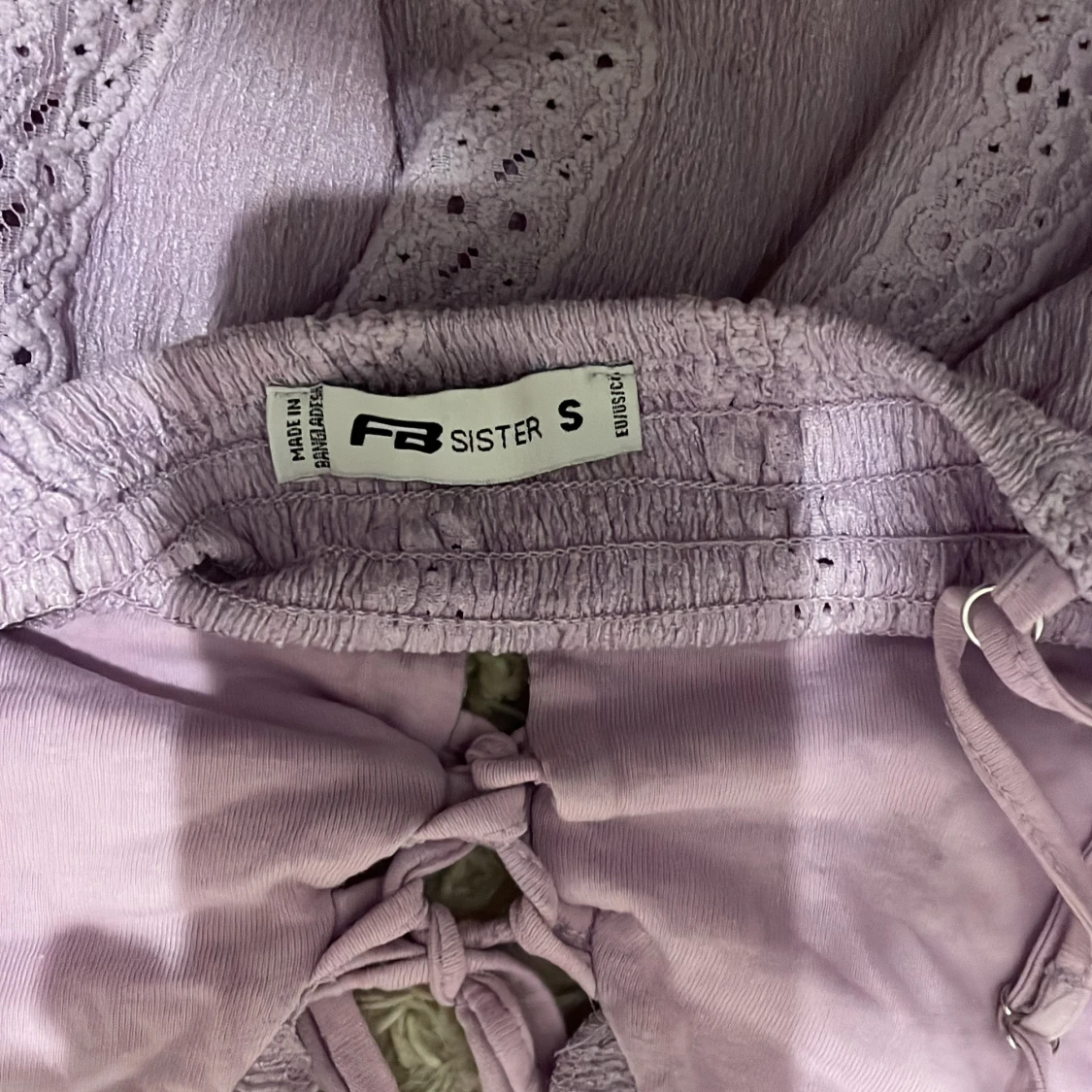 Lila spetsprydd linnetopp från FBSister - 2