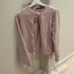 Rosa kofta från Gina Tricot - Säljer en söt rosa kofta från Gina Tricot i storlek S. Koftan har en rund halsringning och knäpps med en knapp framtill. Liten i storlek vilket gör att även du med storlek XS kan bära denna!🌟