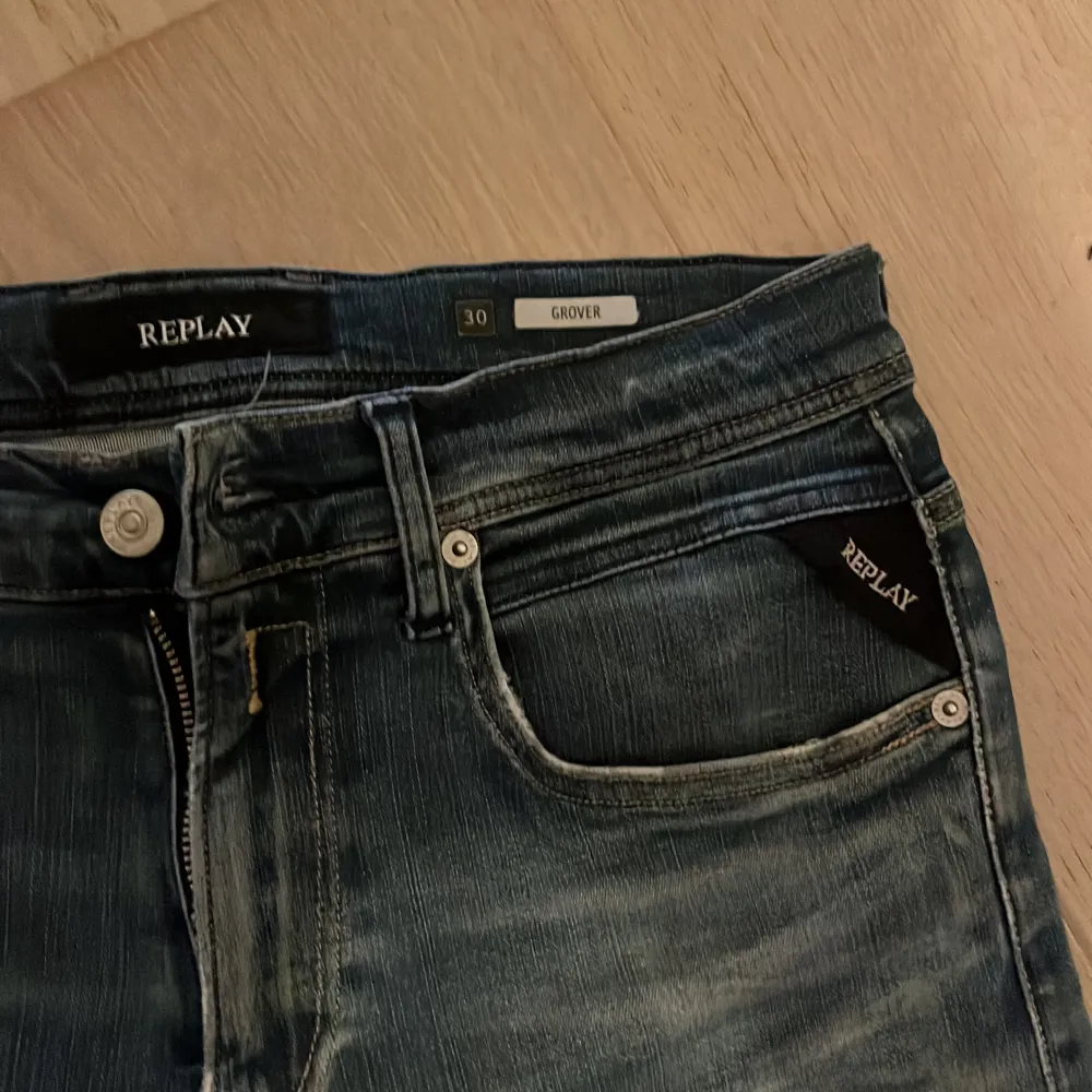 Säljer ett par replay jeans i moddelen grover, mycket bra skick, pris kan diskuteras och hör av er angående frågor. Farkut & Housut.