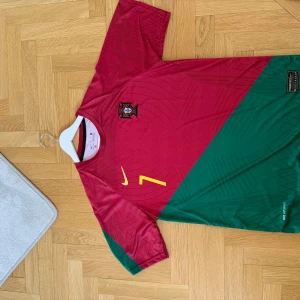 Portugal tröja med Ronaldo på ryggen - Säljer en Portugal tröja från 22/23 säsongen. Den är i mycket bra skick och säljs för väldigt bra pris. Ronaldo på ryggen.