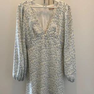 Så somrig klänning - Jätte somrig och fin klänning aldrig använd enbart testad köpt för några år sedan så finns inte att köpa längre  