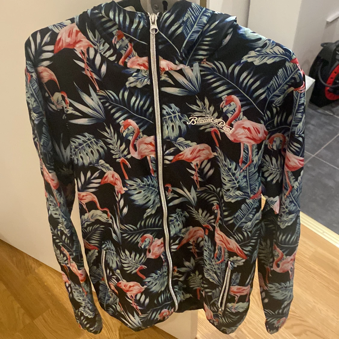 Mönstrad jacka med flamingos från Blount & Pool