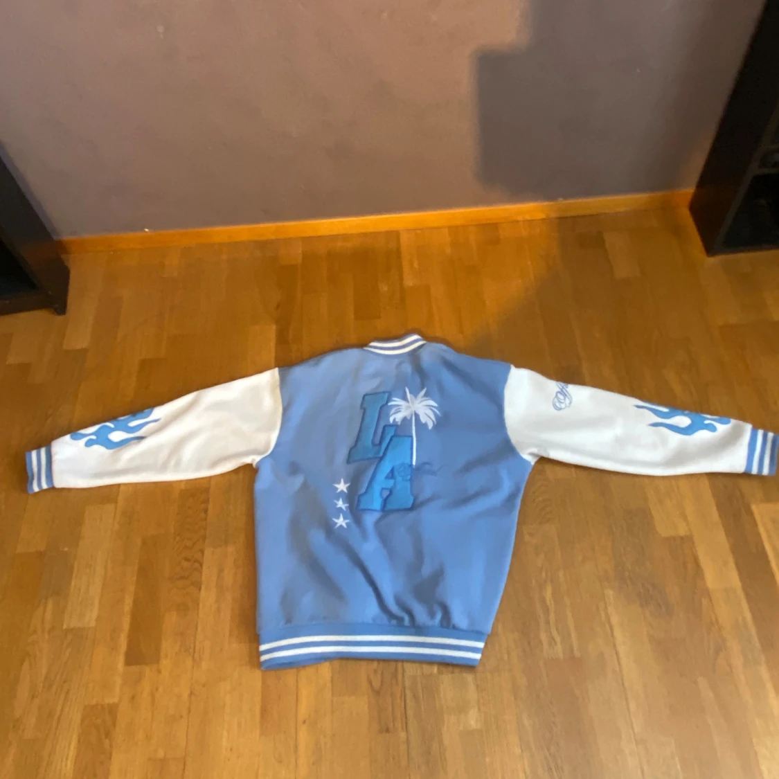 Blå och vit bomberjacka med broderier - 1