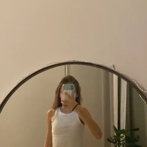 Super snygg vit ribbad linnetopp från H&M - Säljer en vit ribbad linnetopp från H&M. Toppen är ärmlös och har en klassisk rund halsringning. Perfekt för varma dagar eller som ett basplagg i garderoben. Mycket bra skick och mycket fåtal gånger använd. Inga fläckar. Inga hål. 