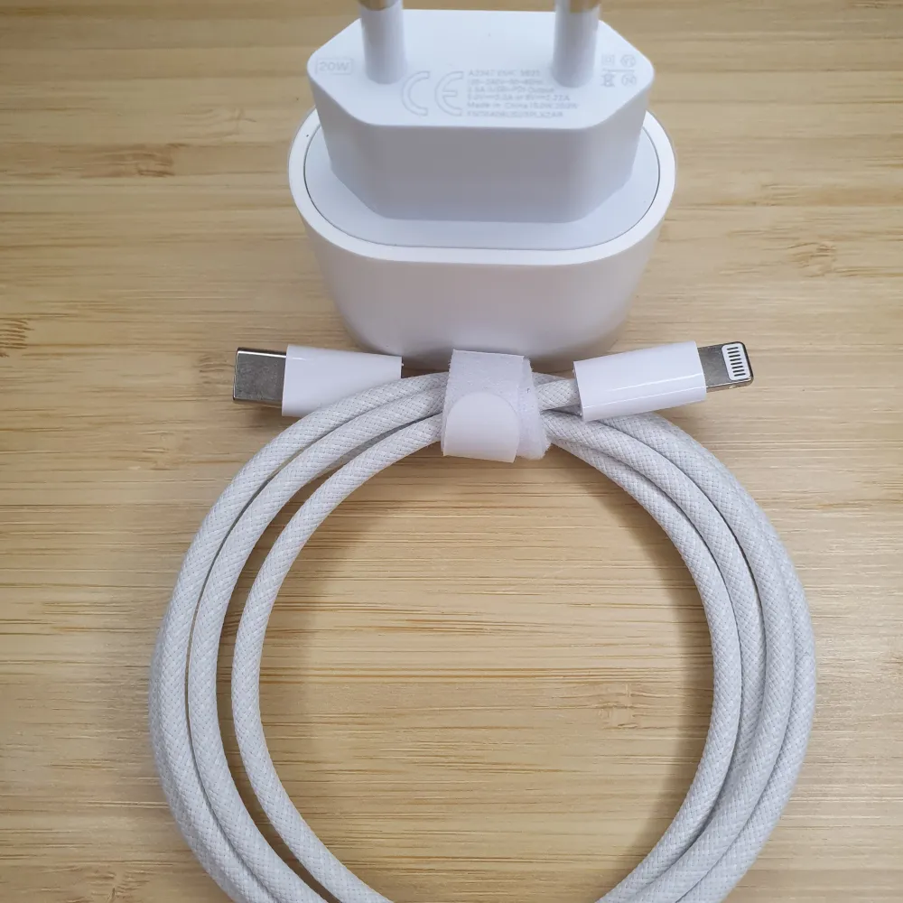 XTW Lightning Quick Charging Set, 20W Charger and 33W 1m Lightning Cable. Asusteet.