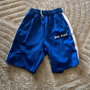 Palm angels shorts - Säljer för de är för stora! Den passar även m tror jag