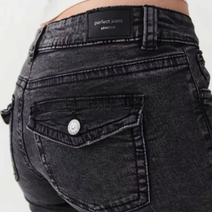 Y2k low waist bootcut jeans  - Säljer ett par svarta bootcut jeans från Gina. Jeansen har låg midja och bootcut. Helt oanvända med lappar kvar.