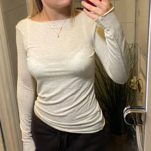 Intimissimi tröja - Beige/sand färgad intimissimi tröja med lite små glitterdetaljer i. Bra skick, köpt på calzedonia i Frölunda torg för ngt årsedan. Ej nopprig. Väldigt skönt material. Nypris 489 kr.