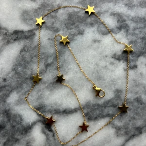 Halsband från Edblad - Säljer detta halsband med stjärnor från Edblad, knappt använd och bra skick