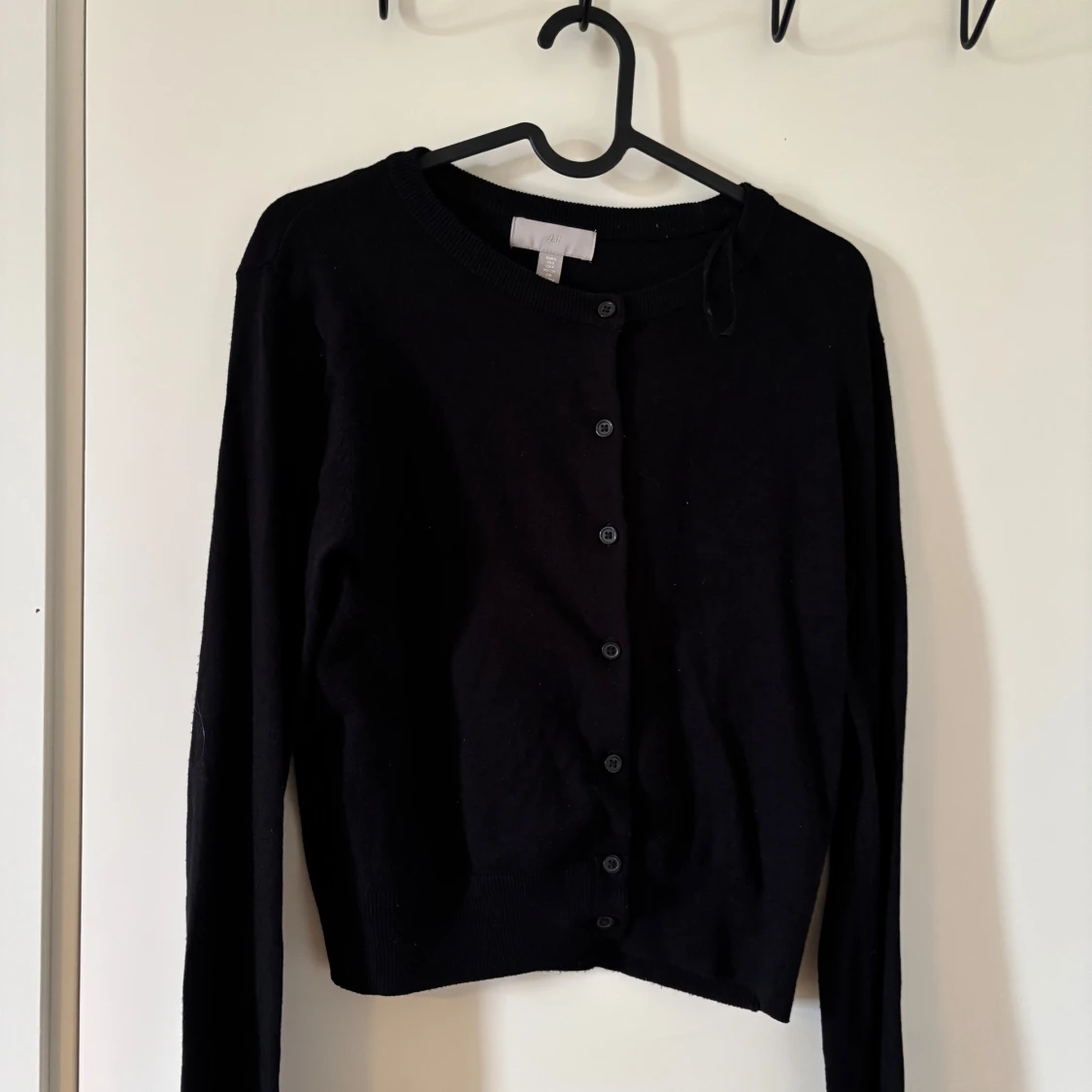 Svart kofta med knappar - 1