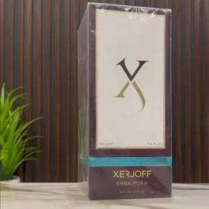 Xerjoff Erba Pura Eau de Parfum 100ml - Erba Pura är en exklusiv unisexparfym från italienska Xerjoff känd för sin lyx och kvalitet. Doften är fräsch, fruktig och mjukt söt, med en sofistikerad elegans som passar perfekt under varma sommardagar. En parfym som drar blickar och lämnar ett oförglömligt intryck.  📦 Helt ny och oöppnad  📏 Storlek: 100 ml (10 ml är ungefär 100 sprejs) 💰 Pris: 949kr  Passa på innan den försvinner – skriv vid intresse! 🤝