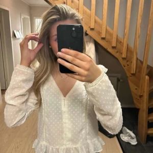 Vit blus med prickigt mönster från Zara - Säljer en söt vit blus från Zara, så fin💗