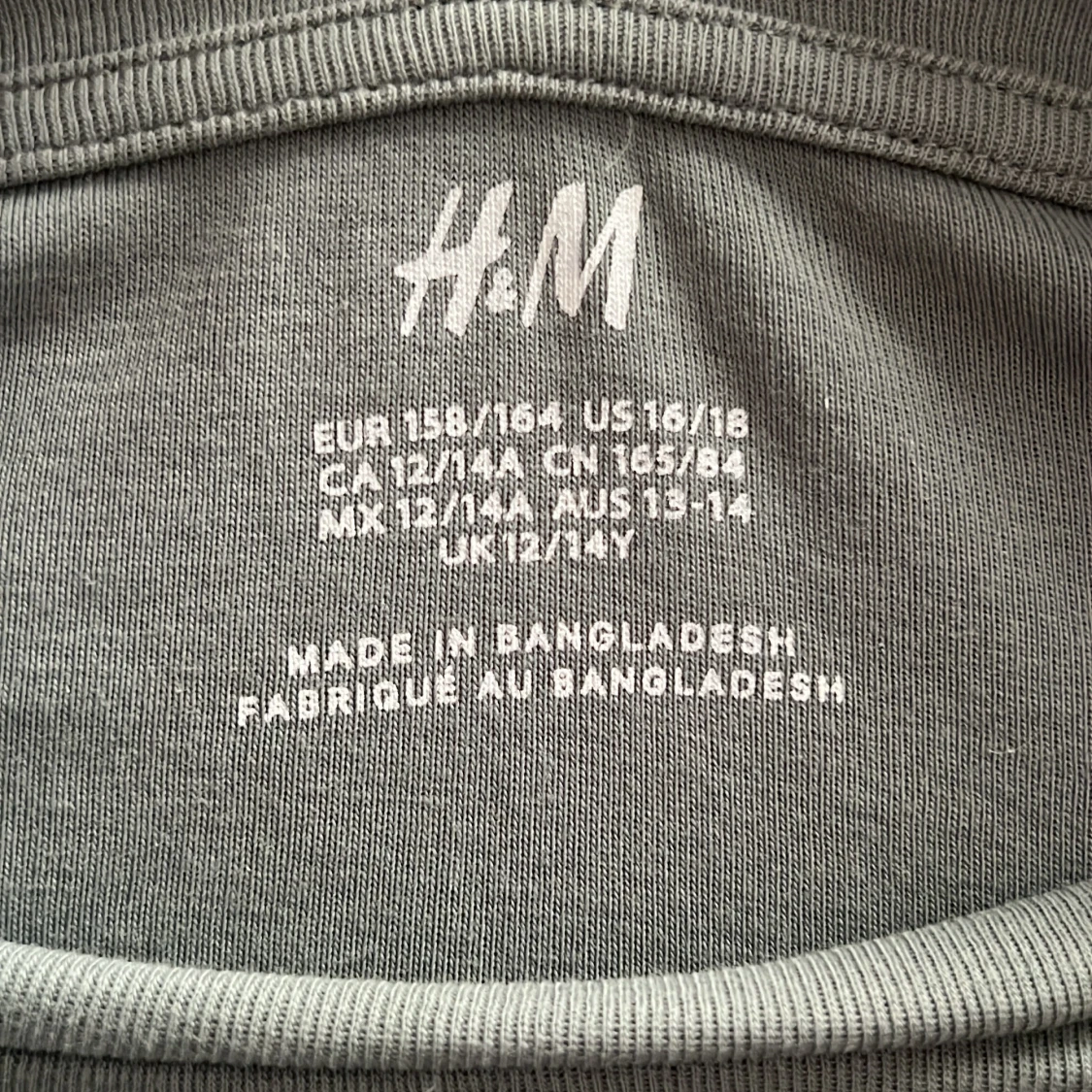 Sage green croppad långärmad topp från H&M - 3