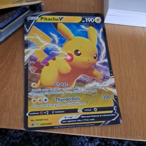 Stort pokemonkort - Pikachu pokemonkort. Priset kan diskuteras 