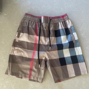 Burberry shorts - Säljer dessa  rutiga badshorts som även funkar perfekt som vanliga shorts. De är perfekta nu till sommarn, påse och lapp följer med