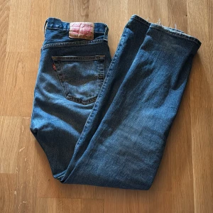 Levi's 501 blå jeans - Riktigt schyssta mörkblåa levis jeans i 501 modellen. Köpta för ungefär ett år sedan för 1200kr i butik. 