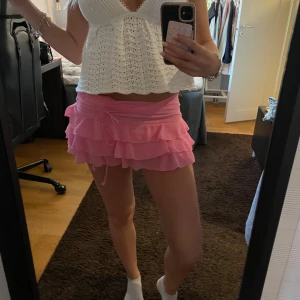 Rosa volangkjol med knytband - Supersöt rosa minikjol med flera volanger och knytband i midjan. Inga shorts inbyggda! 
