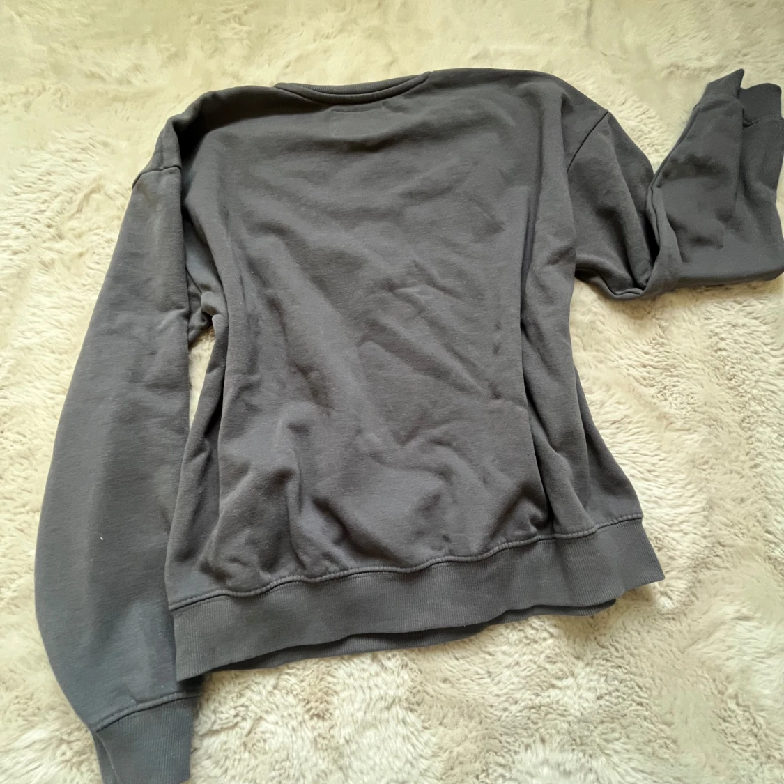 Grå sweatshirt med New York-tryck - 1