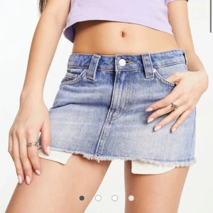 Lågmidjad jeanskjol från Weekday - Ceinture denim mini skirt från weekday. Kjolen har inga defekter och har använts en gång. Kjolen är kort och lågmidjad. Säljs då den är för liten. Köpt för 470kr