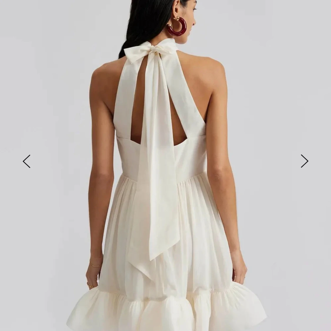 Vit miniklänning med halterneck och volang - 2