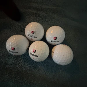 Wilson golfbollar perfekta golf bollar som funkar för alla  - Fem stycken klassiska Wilson-golfbollar, perfekta för dig som vill förbättra ditt spel på golfbanan. Passar både nybörjare och mer erfarna golfare. Snygg design och bra kvalitet för en roligare runda!