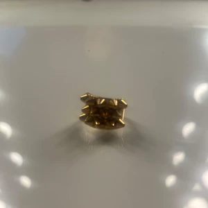 Guldfärgad ring med nitar från Edblad! - Cool guldfärgad ring med flera små nitar runt om. Ringen har en bred design och ger ett edgy intryck, perfekt för att lyfta din stil. Från Edblad i storleken 16,80! Använd men ser nästan som ny ut. Säljs nu för 400 men jag säljer för 300, pris kan diskuteras!