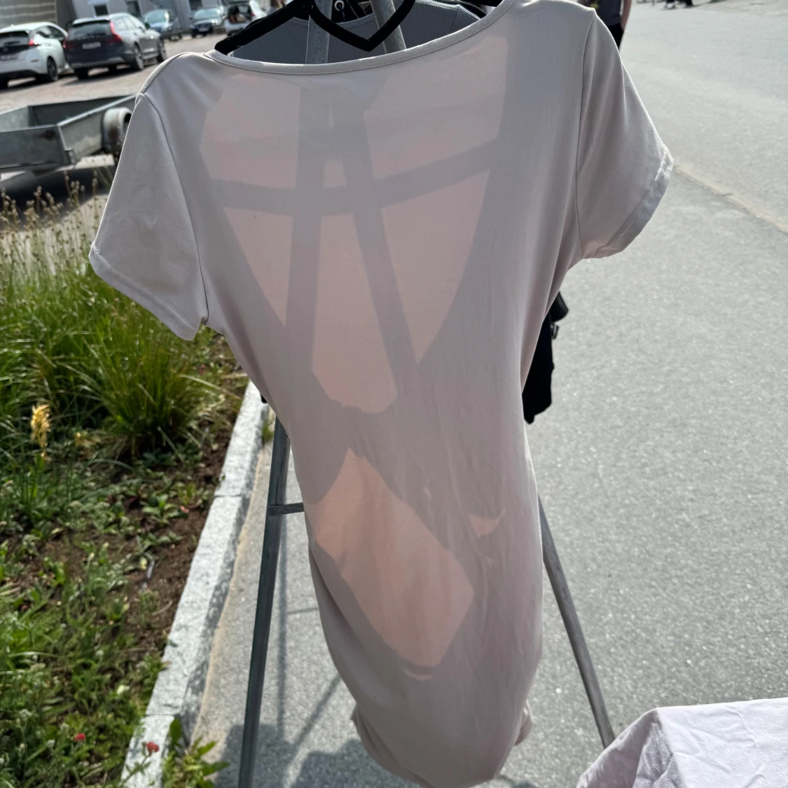 Beige kortklänning med cut-outs och knyt - 1