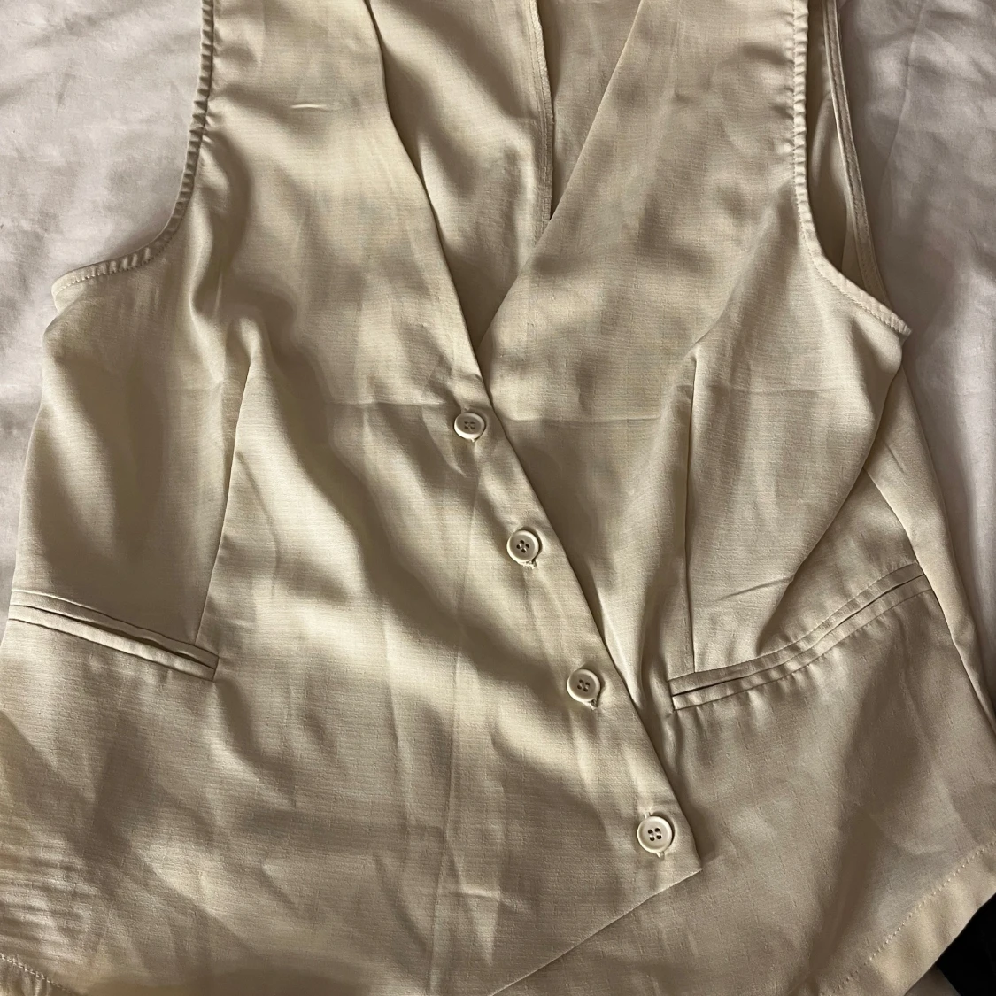 Beige kostymväst med v-ringning - 3