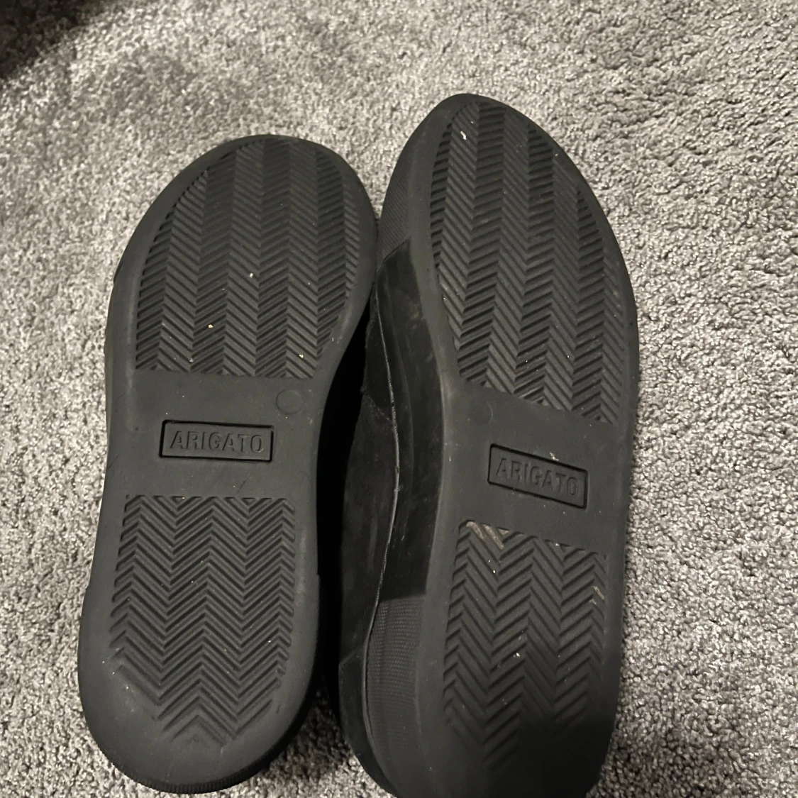 Svarta sneakers från Axel Arigato i mocka - 3