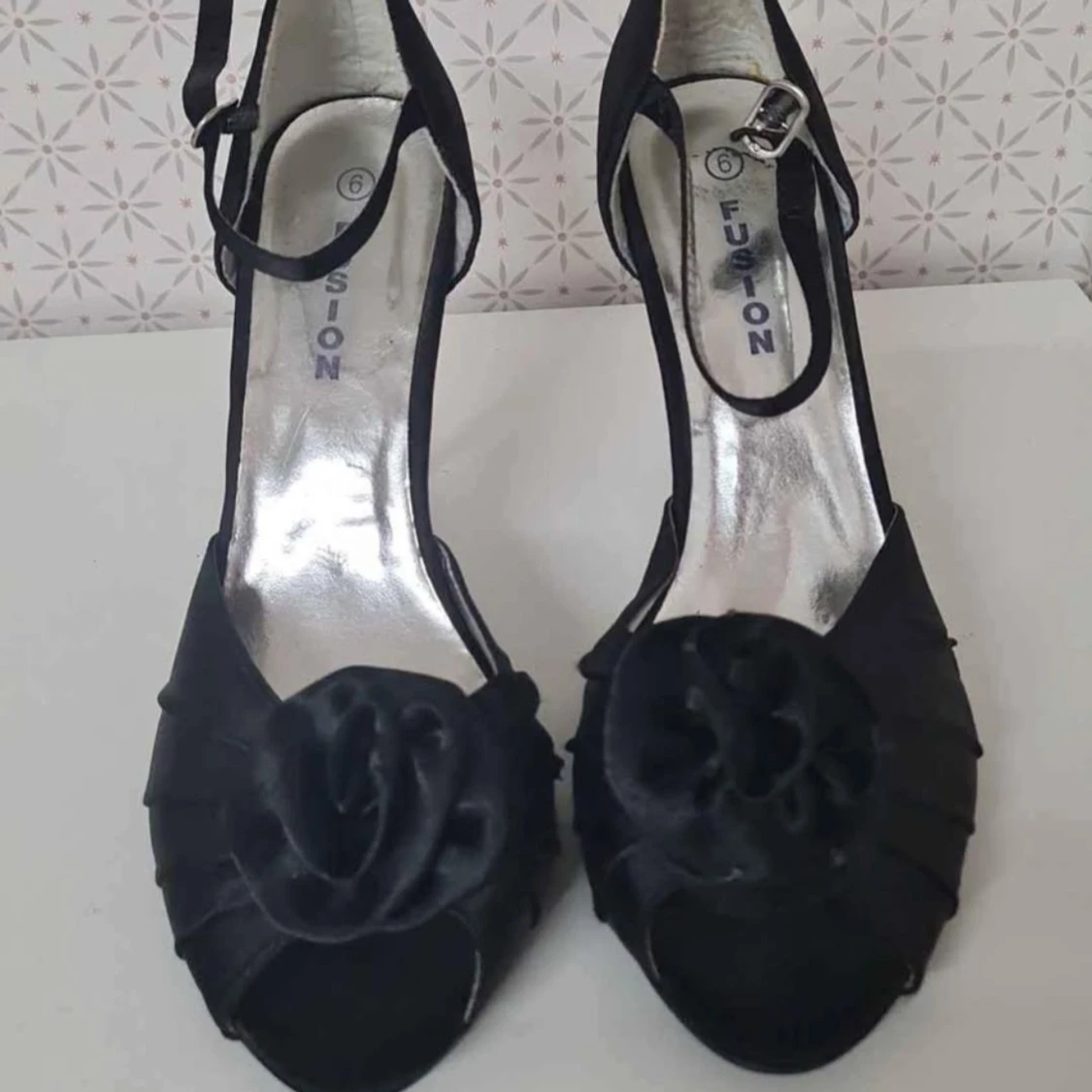 Svarta pumps med strass och blomdetalj från Fusion - 1