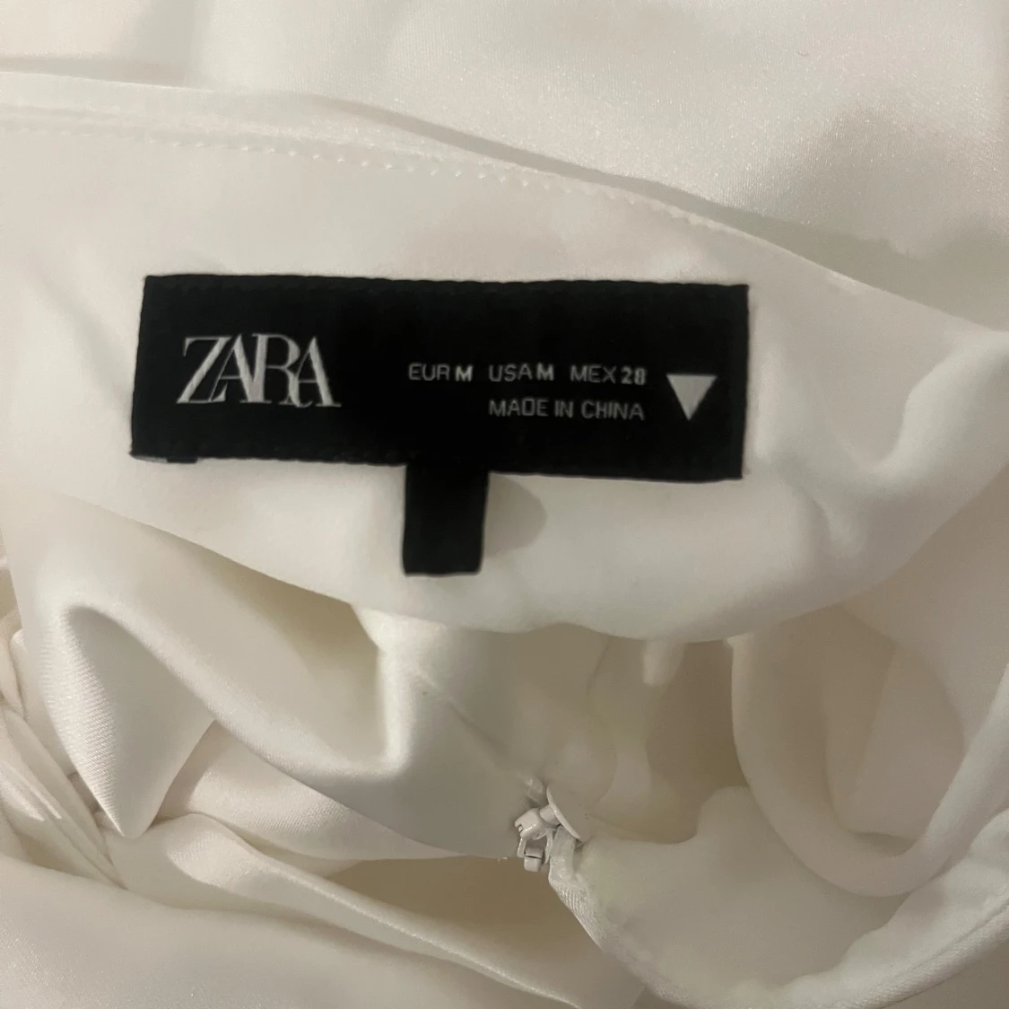 Vit omlottklänning med rosett från Zara - 2