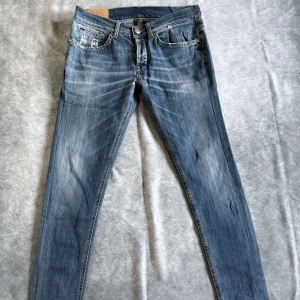 Dondup George  - Tja, säljer ett par sjyssta jeans från dondup. Storlek W34 och i bra skick. Skriv till mig vid minsta fundering. Mvh Marius 😁