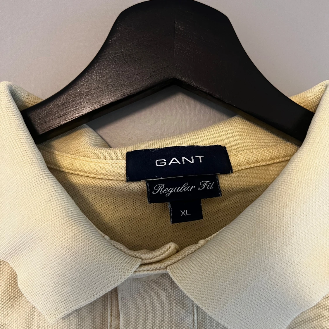 Ljusgul pikétröja från GANT - 2