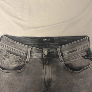 Replay anbass - Säljer nu mina replay anbass jeans då dem inte kommer till användning, köpt för cirka 1 månad sen för 1899, men säljer dem för 799 då dem har fått en liten prick mellan bakfickorna men man tänker inte på den när dem används. Bara höra av dig om du har någon fundering