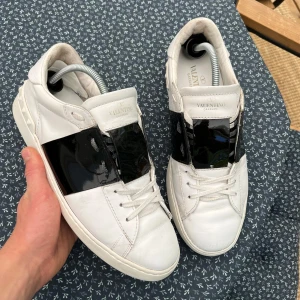 Valentino open skor  - Sköna valentino skor i använt skick, se alla bilder! Storlek 42 passar 43 också. Endast skor medföljer, självklart äkta, MVH Simon 