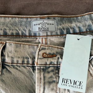 Ljusblå jeansshorts från Revice Los Angeles - Säljer ett par ljusblå jeansshorts från Revice Denim, usa. köpte dem för 78$+ frakt! Lågmidjade jeansshorts i storlek 31 (m)! Prislappen sitter kvar!