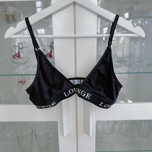 Svart Lounge Underwear bralette 🖤 - En svart Lounge Underwear bralette i storlek S som aldrig är använd! Nypris 400kr! FÖRST TILL KVARN!