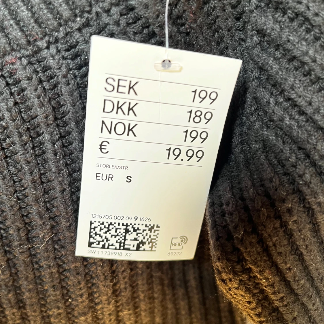 Svart ribbad stickad tröja från H&M - 2