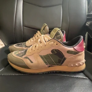 Valentino Rockrunner  - TJA! Säljer ett par riktigt snygga Valentino rockrunners! Rätt bra skick,7-8/10. Size 40 men sitter perfekt för mej som har 41! Skulle säga att dem sitter som 40,5 eu. Skriv vid fler funderingar! Digitalt kvitto finns✅
