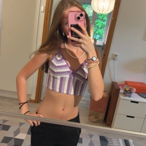 Lila och vit virkad linnetopp från Divided - Superfin virkad linnetopp från Divided i lila och vitt med ränder och smala axelband. Perfekt för varma dagar och ger en trendig look. Säljer då den inte kommer till användning längre. Kan tänka mig sänka pris. Skriv vid frågor!💜💜